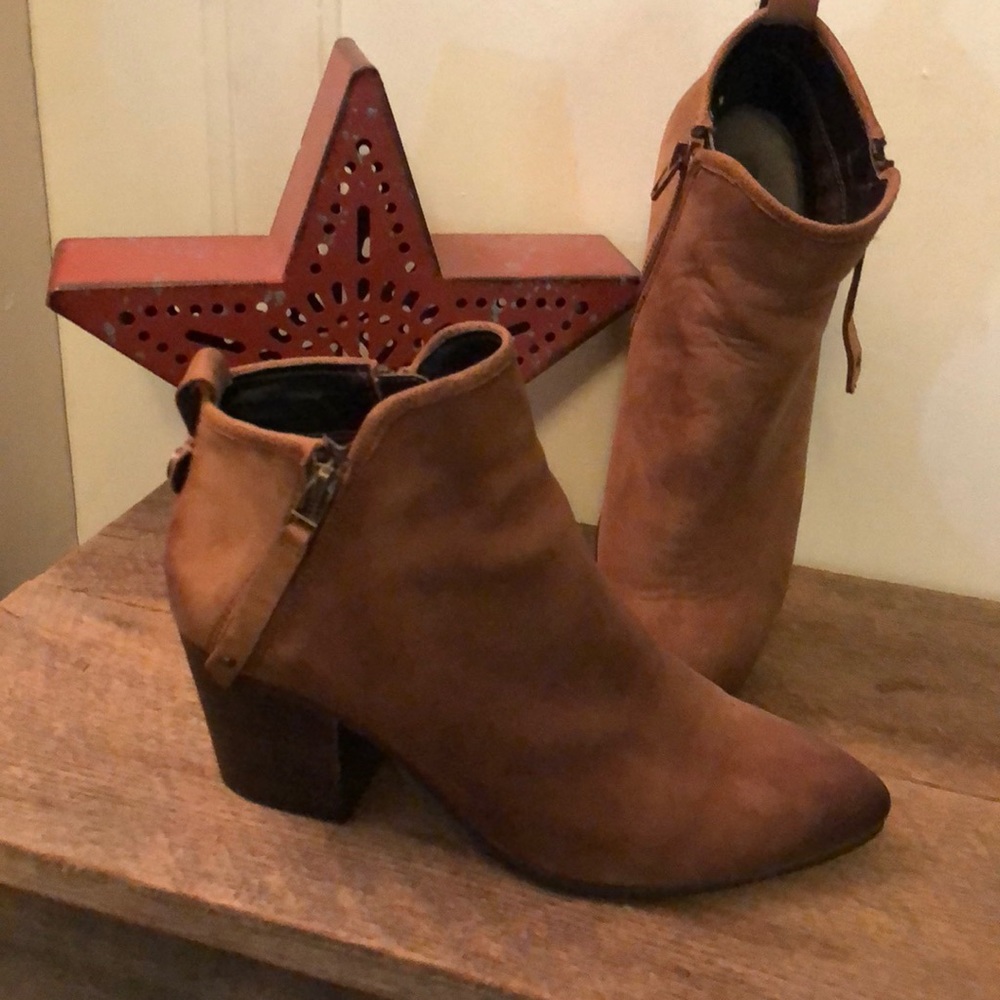 NWOT LEATHER STEVE MADDEN BOOTIES